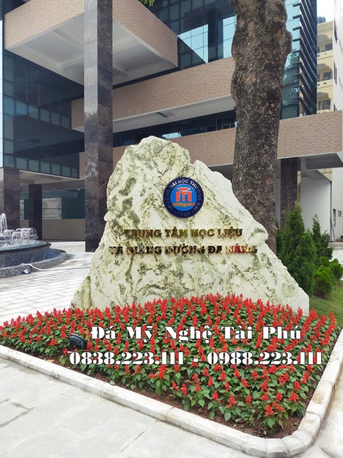 Bia đá tự nhiên đại học thương mại Hà Nội